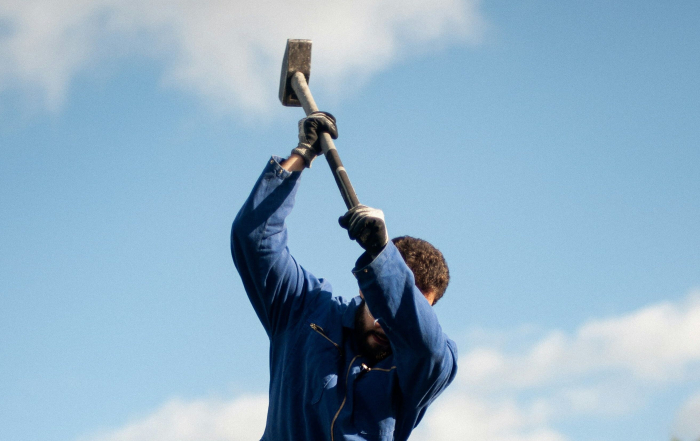 hombre con martillo