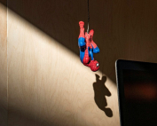 figura de juguete de spiderman colgando