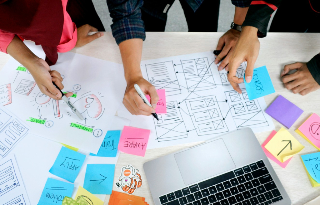 mesa de trabajo con postits