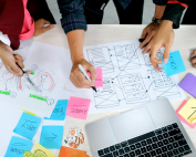 mesa de trabajo con postits