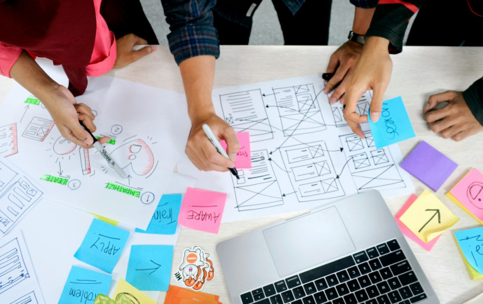 mesa de trabajo con postits