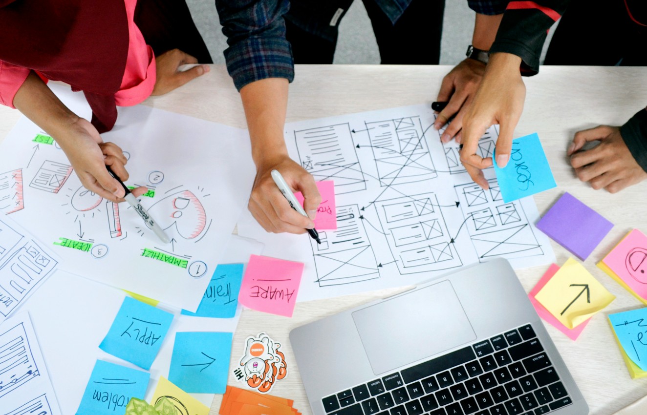 mesa de trabajo con postits