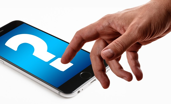 Interrogante y teléfono móvil