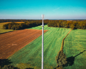antena de telecomunicaciones en el campo