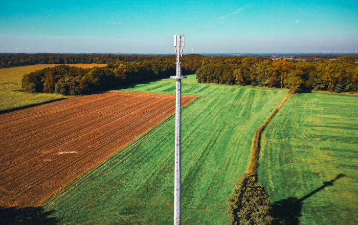 antena de telecomunicaciones en el campo