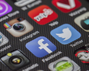 redes sociales en pantalla