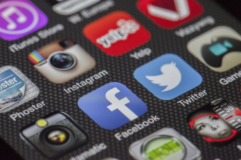 redes sociales en pantalla