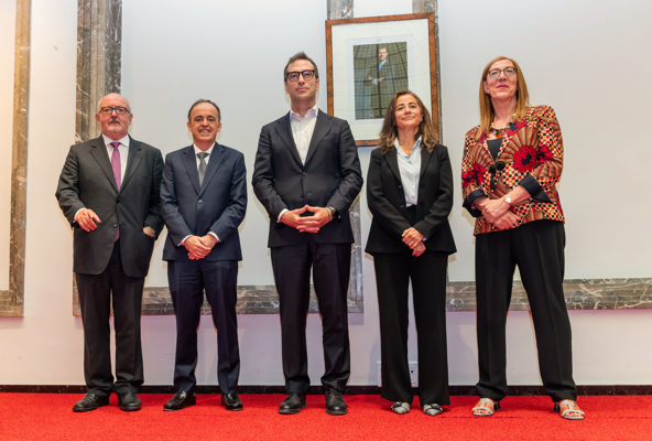 El ministro Carlos Cuerpo junto al nuevo presidente de la CNMC y a los nuevos consejeros
