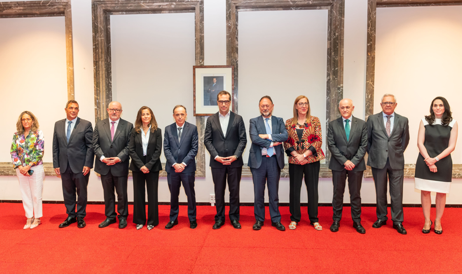 El Consejo de la CNMC al completo junto al ministro de Economía Carlos Cuerpo
