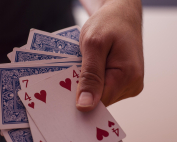 Una mano muestra cartas de póker
