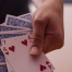 Una mano muestra cartas de póker