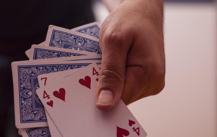 Una mano muestra cartas de póker