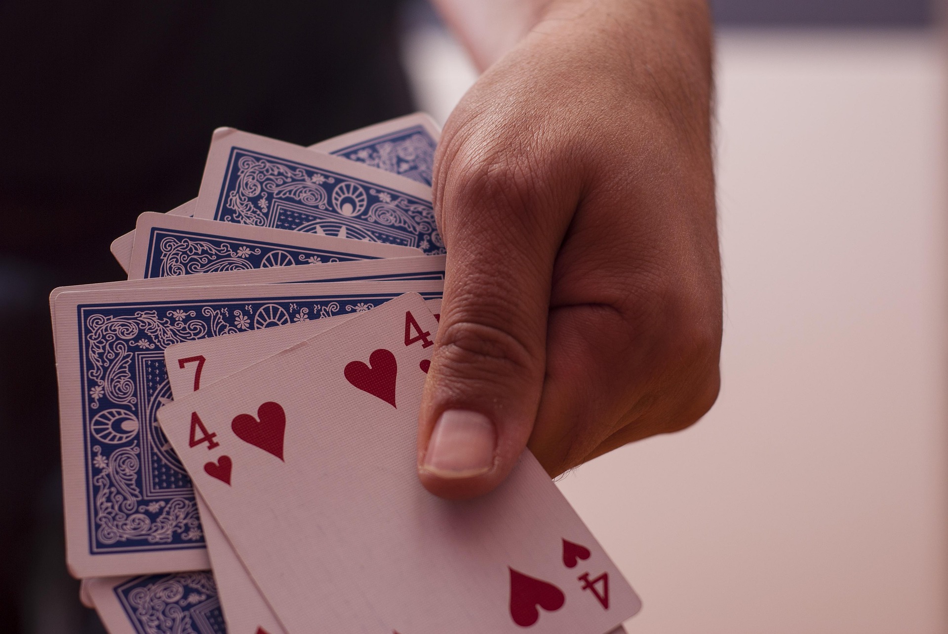 Una mano muestra cartas de póker