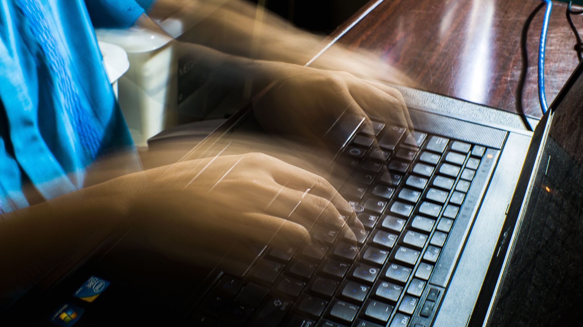 Manos moviéndose rápido sobre el teclado del ordenador